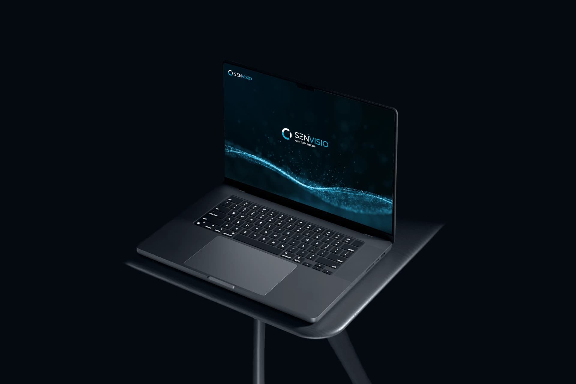 Laptop na stoliku wyświetlający logo systemu SENVISIO